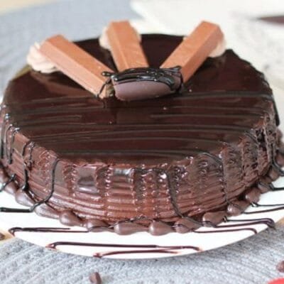 Choco-Kitkat crunchy cake Half kg